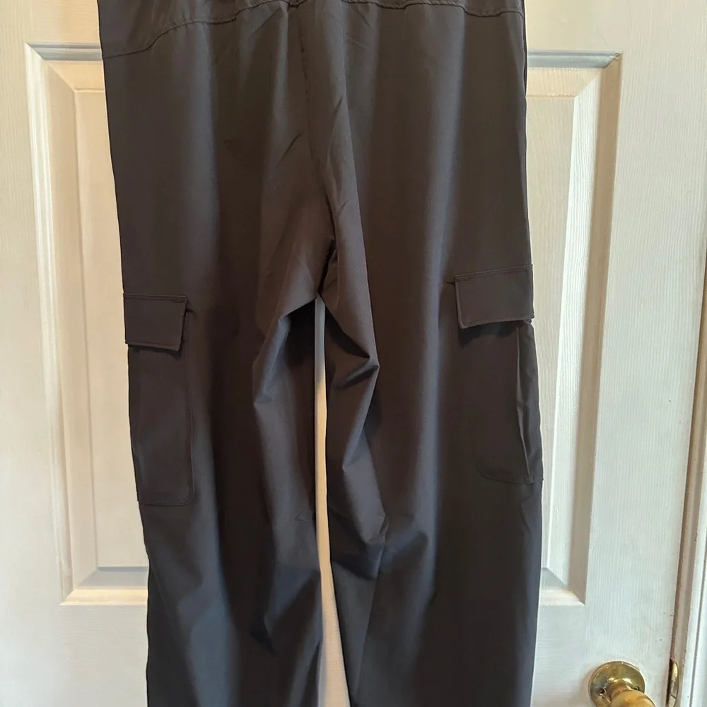 Under Armour Womens Dark Cargo Pants - Picture 2 of 3